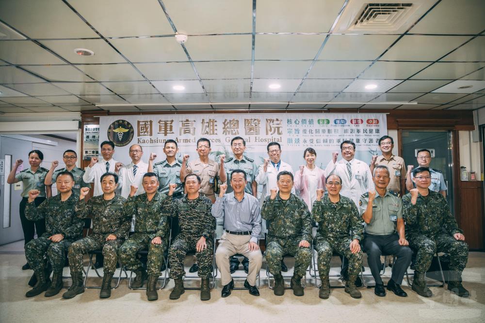 國防部長顧立雄前往高雄總醫院慰勉醫護人員。（軍聞社記者吳柏融攝）