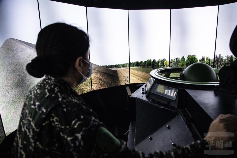 學員體驗AAV7駕駛操控及射擊模擬器。（軍聞社記者王茗生攝）