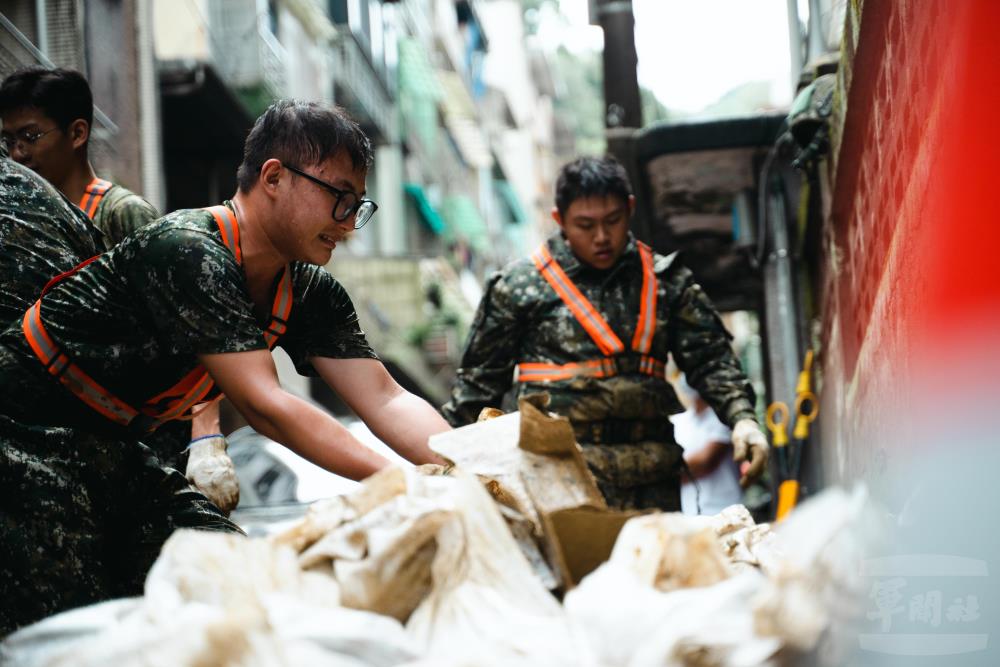 山陀兒颱風環流為北部地區帶來強降雨，官兵一連兩日協助災後復原作業。（軍聞社記者林庭暉攝）