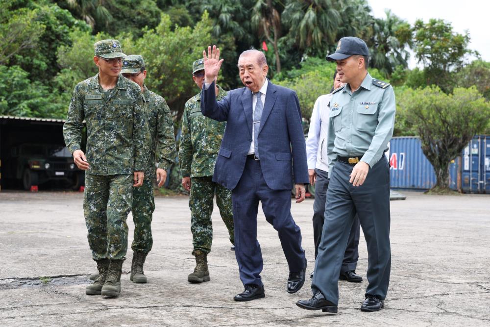 李榮譽理事長前往關指部敬軍慰問。（軍聞社記者周昇煒攝）