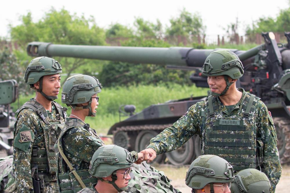 十軍團重砲保養射擊　發揚砲兵強大火力