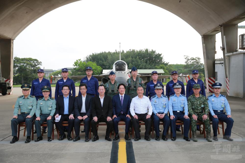 賴副總統與空軍第三聯隊官兵代表合影。（軍聞社記者李忠軒攝）