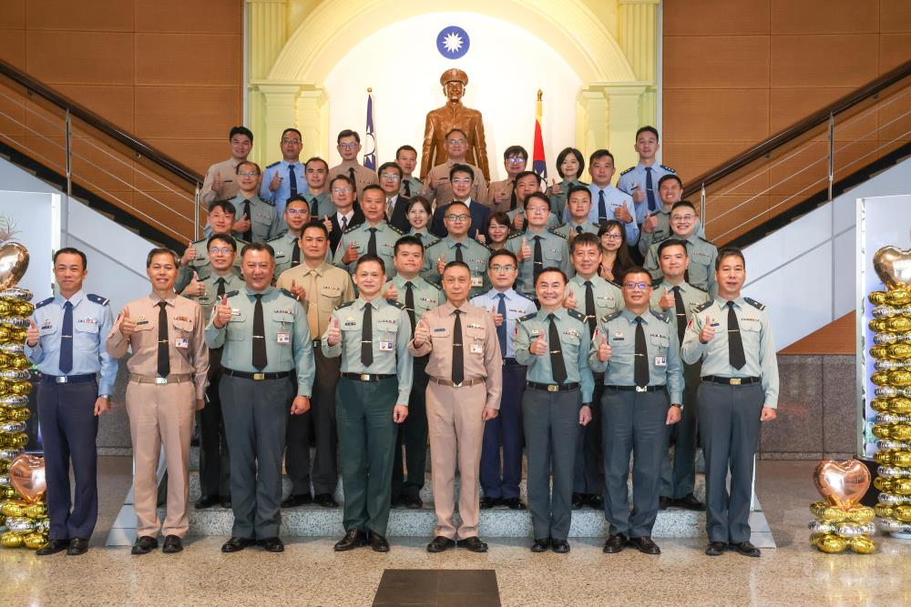 國防大學校長劉上將與獲獎人員合影。（軍聞社記者周昇煒攝）