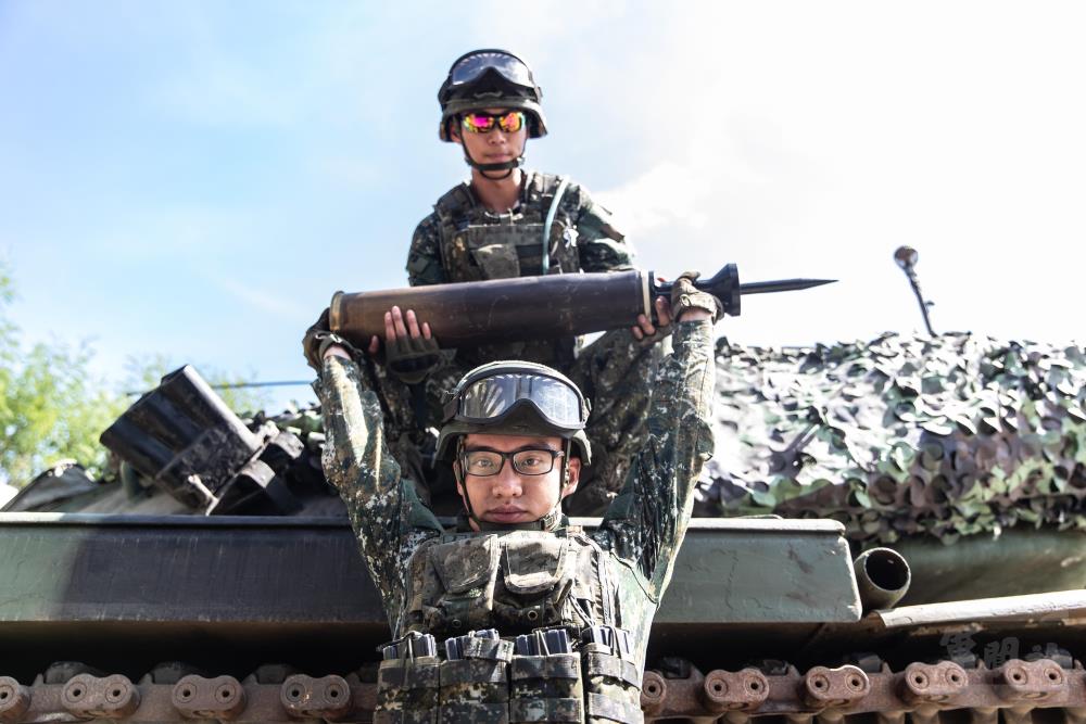 戰車連官兵實施彈藥裝填。（軍聞社記者周力行攝）