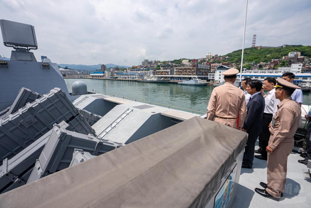 賴總統前往旭江軍艦視導，瞭解相關武器設施。（軍聞社記者吳東昇攝）