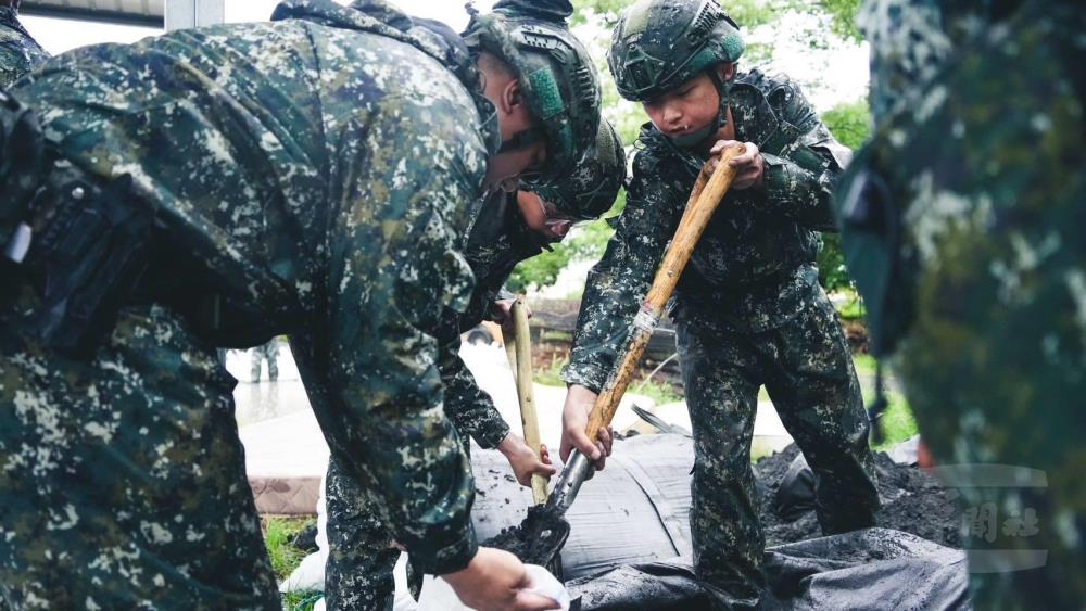 機步333旅官兵至林邊鄉公所整備沙包。（第四作戰區提供）