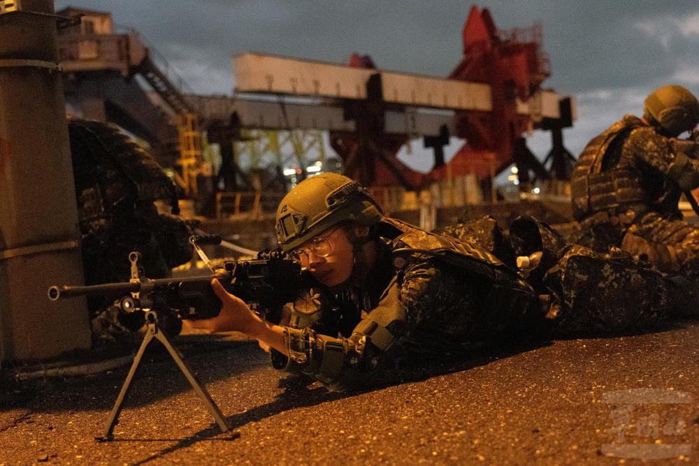 官兵進行「夜間反滲透」演練。（軍聞社記者呂尚俞攝）