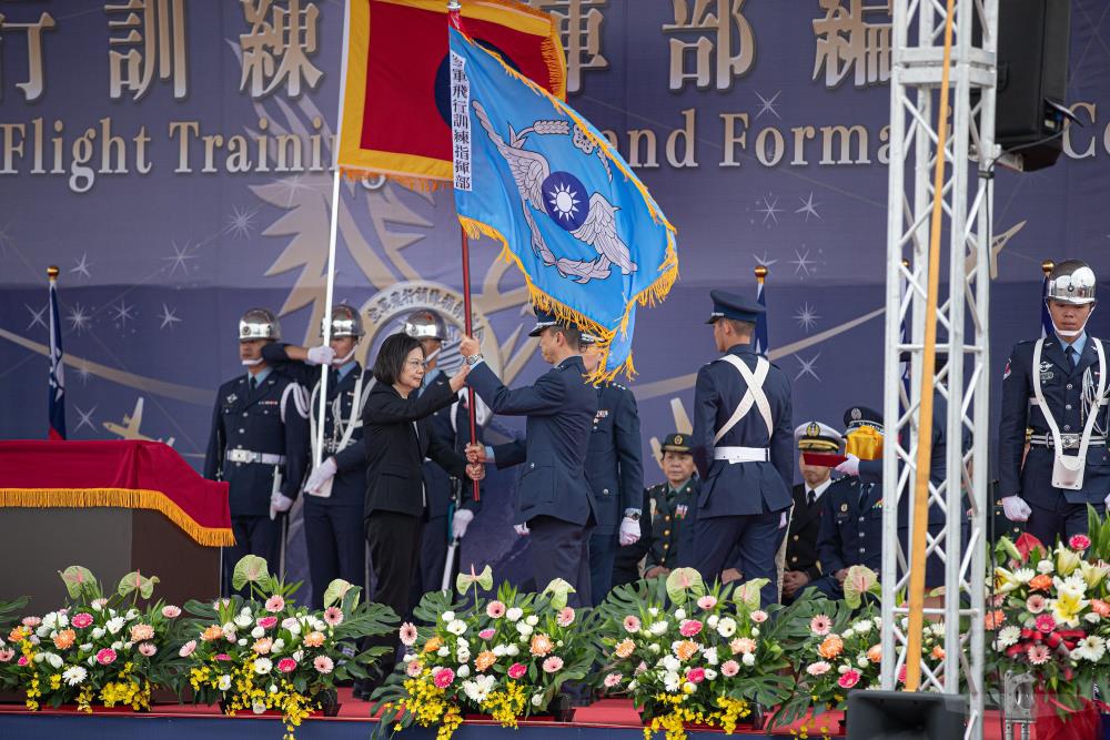 蔡總統為飛訓部親自授旗。（軍聞社記者陳軍均攝）