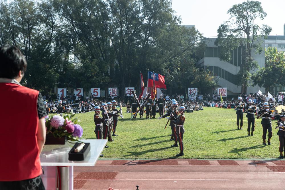 陸戰儀隊在臺南大學125週年校慶運動大會中實施操演。（軍聞社記者周力行攝）