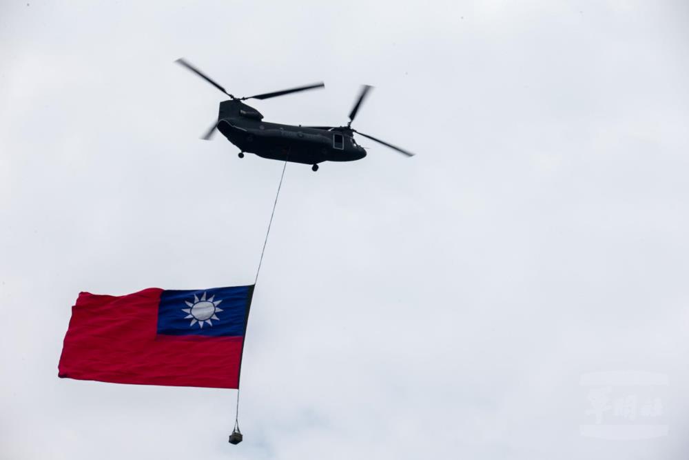 CH-47SD直升機懸掛12公尺乘以18公尺巨幅國旗實施飛行訓練。（軍聞社實習記者陳薏親攝）