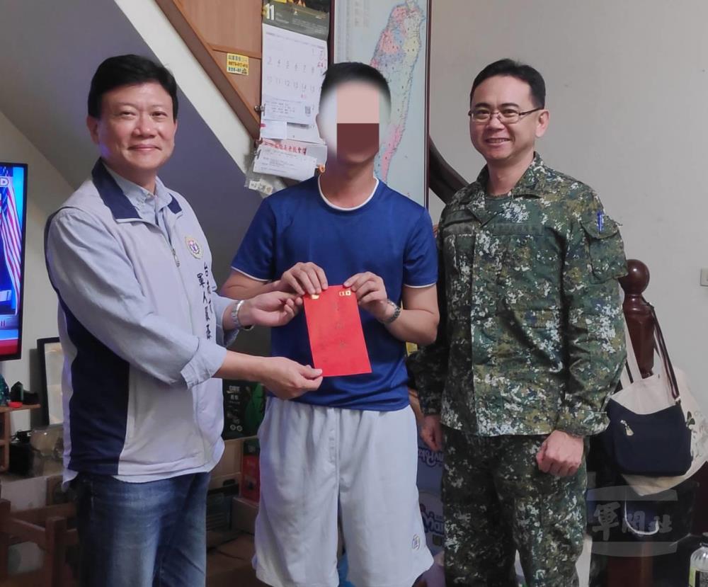 劉站長致贈官兵慰問金，祝福早日康復。（臺南市軍人服務站提供）