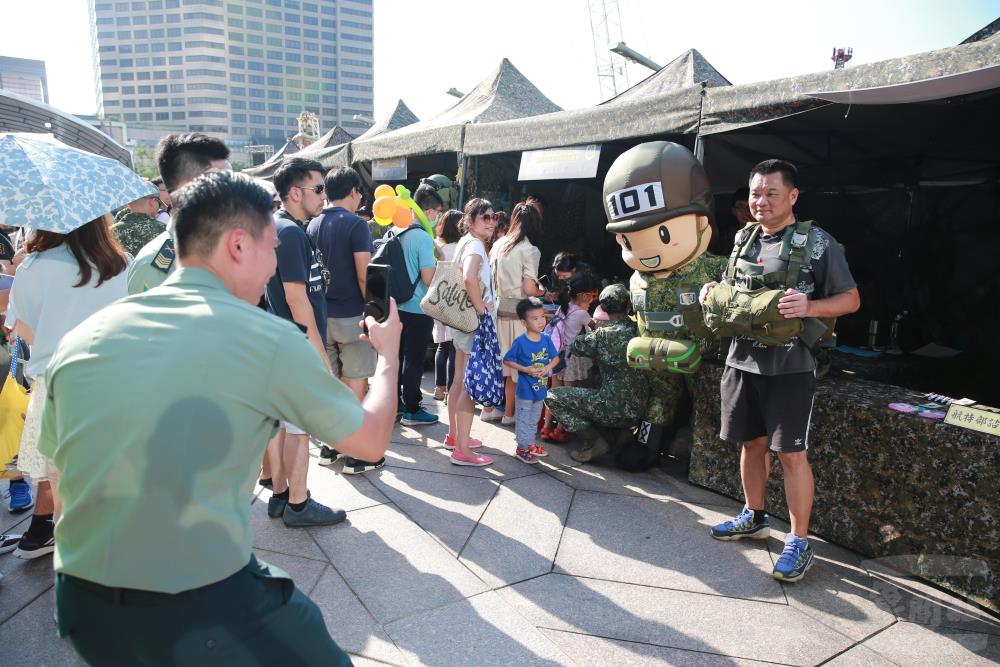 民眾體驗傘具著裝。（軍聞社記者李忠軒攝）