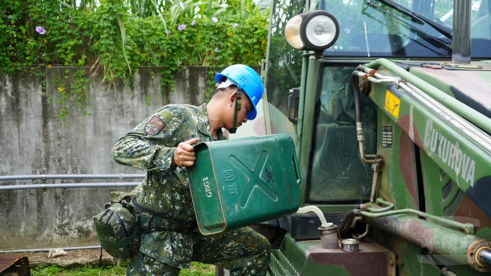 機步234旅官兵實施油料整補。（第五作戰區提供）