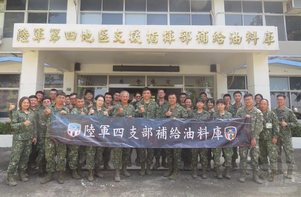 陸軍四支部補油庫辦理法治教育合影。（四支部提供）