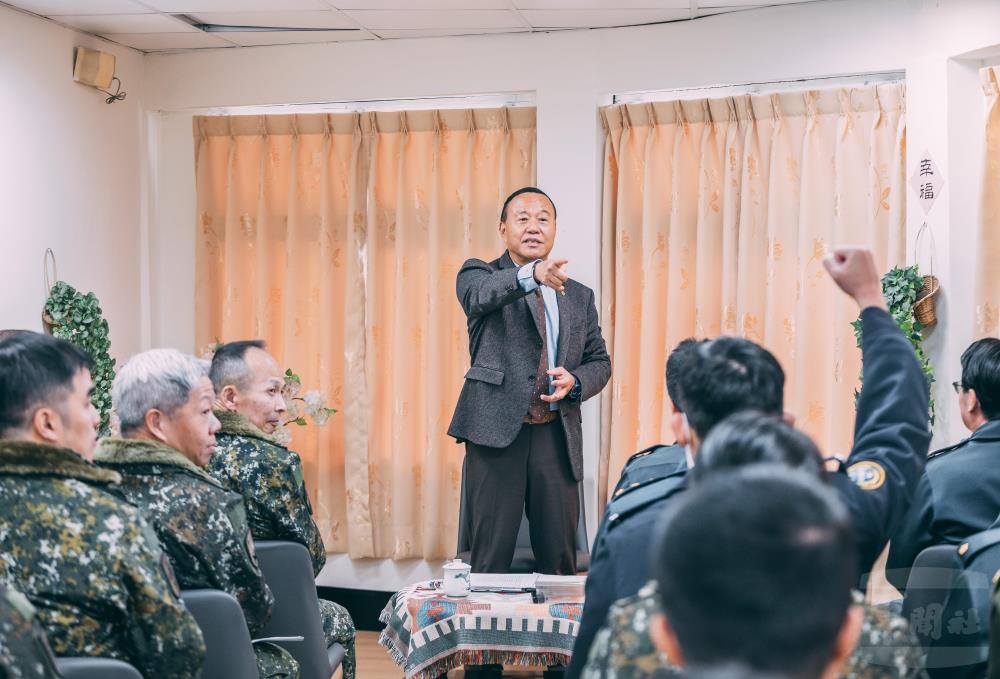 柏副部長與金門地區心輔及保防幹部座談。（軍聞社記者吳柏融攝）