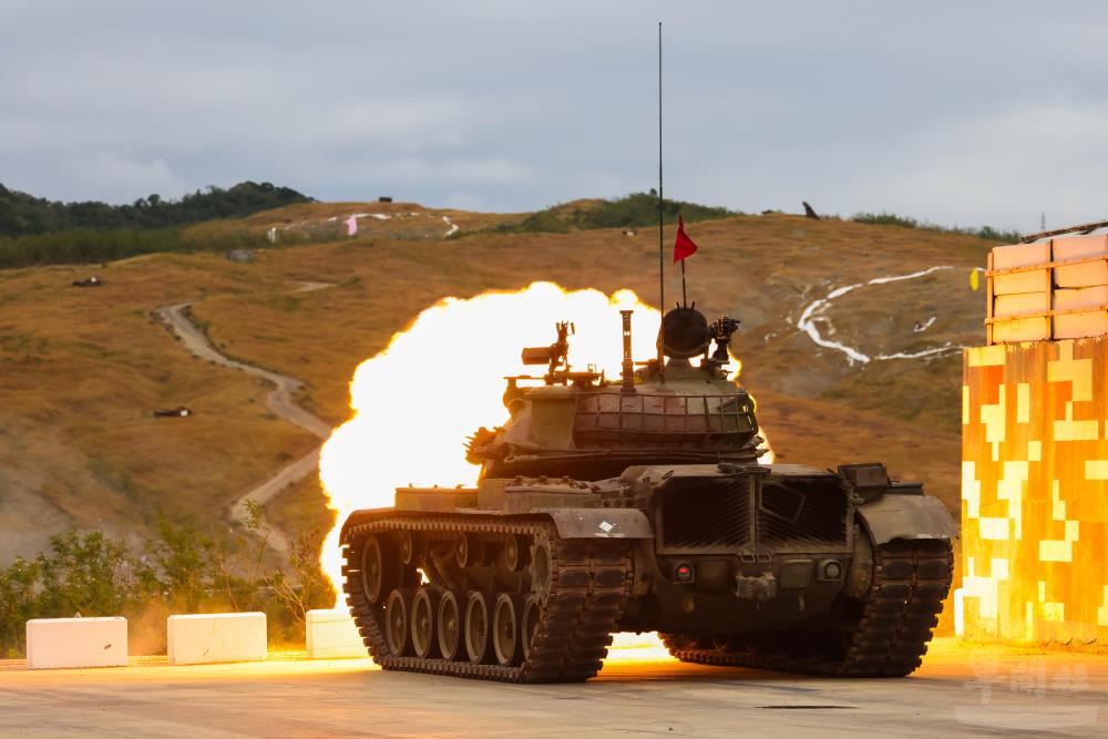 陸軍機步第234旅執行戰車砲鑑測射擊，CM11戰車精準命中目標，展現訓練成果。（陸軍第十軍團提供）