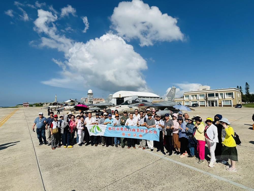 彭理事長代表社會各界向勞苦功高的國軍官兵表達感謝。（新竹縣市軍人服務站提供）