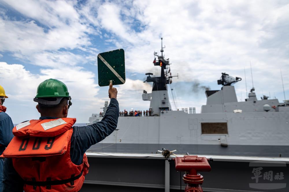 磐石軍艦官兵，實施海上加油作業。（漢聲廣播電台提供）