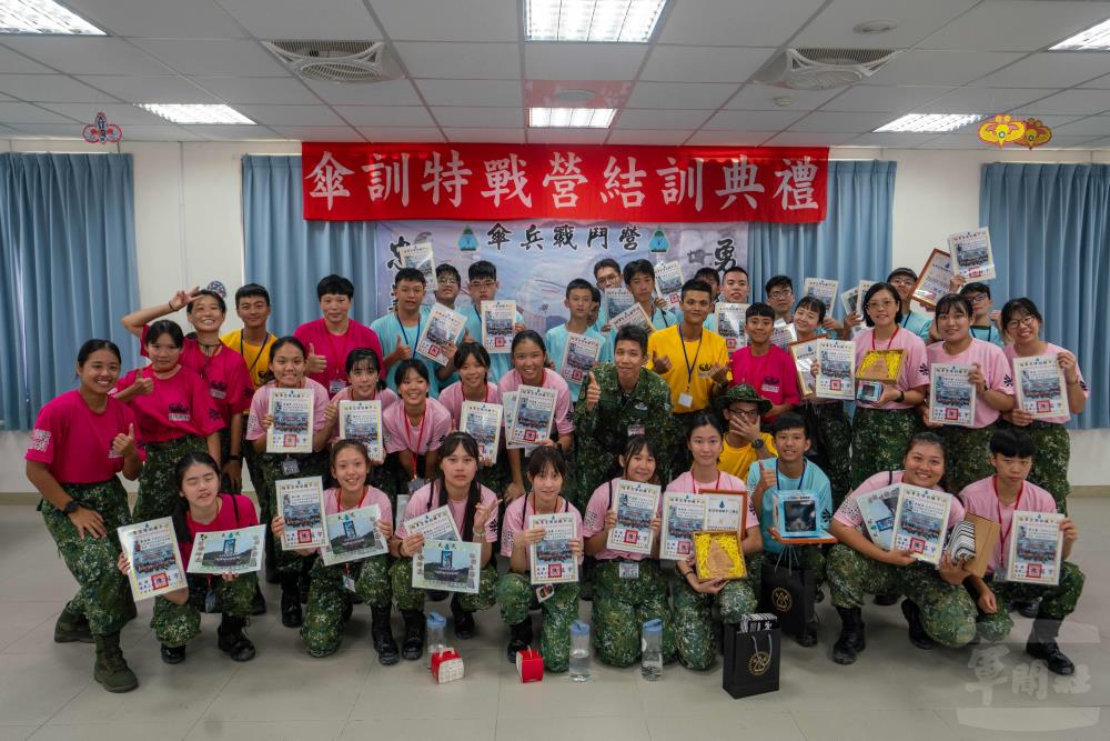 參加傘訓戰鬥營的學員合影留念，相約明年再見。（軍聞社記者吳東昇攝）