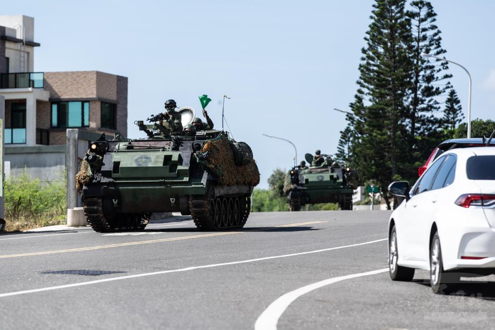 裝騎營CM21甲車機動前往戰術位置。（軍聞社記者周力行攝）