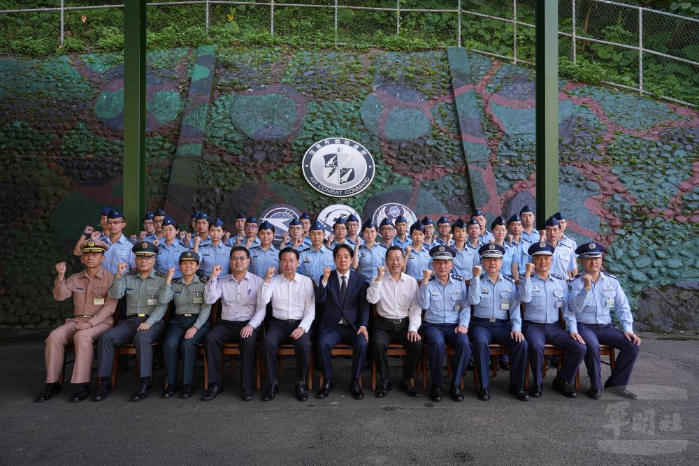 賴總統與空作部官兵合影。（軍聞社記者陳軍均攝）