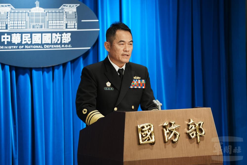 海軍司令部參謀長邱中將回應媒體提問。（軍聞社記者呂尚俞攝）