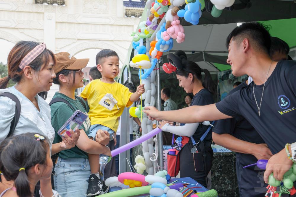 海軍氣球社團贈送造型汽球。（軍聞社記者周昇煒攝）