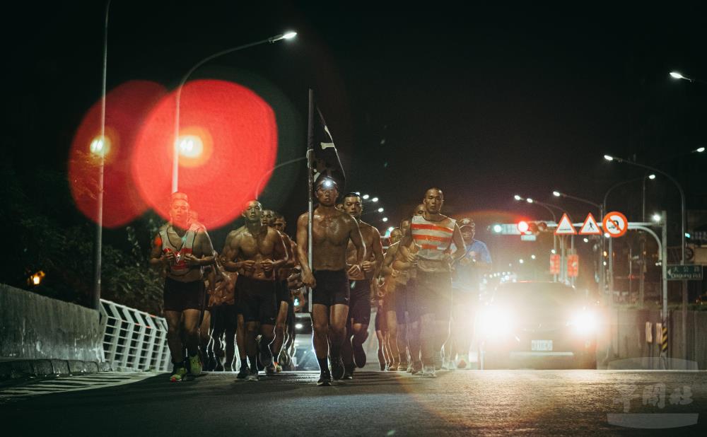 158期學員們進行夜間長跑訓練。（軍聞社記者陳軍均攝）