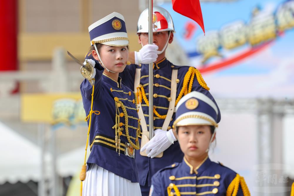 新興高中同學認真投入。（軍聞社記者周昇煒攝）