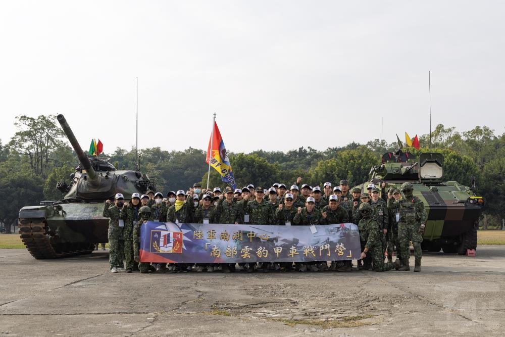 「雲豹甲車體驗營」25日在陸軍南區聯合測考中心登場。（軍聞社記者黃劭恩攝）