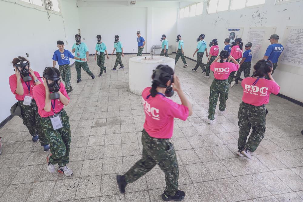 澎湖暑戰營學生配戴防毒面具進行「毒氣室」體驗。（軍聞社記者周昇煒攝）