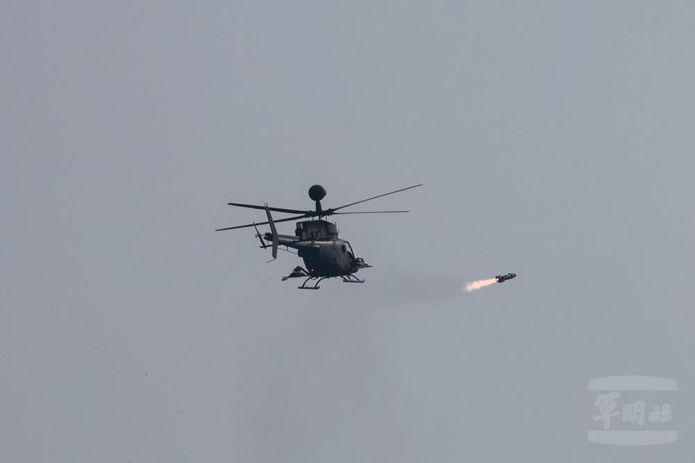 OH-58D直升機射擊地獄火飛彈。（軍聞社記者呂尚俞攝）