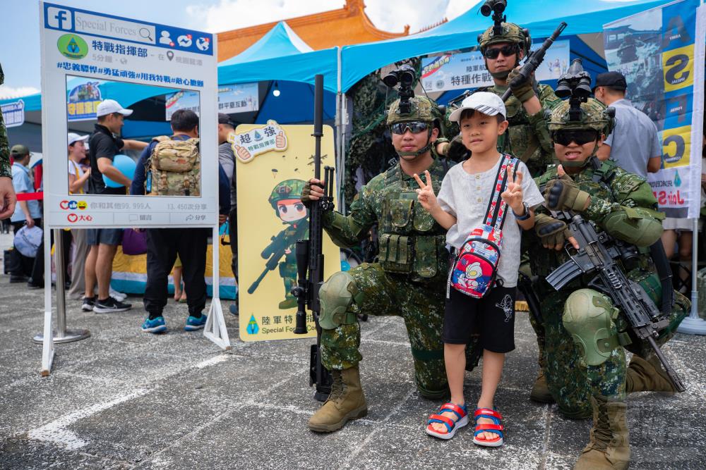 陸軍特指部官兵與民眾互動合影。（軍聞社記者林澤廷攝）