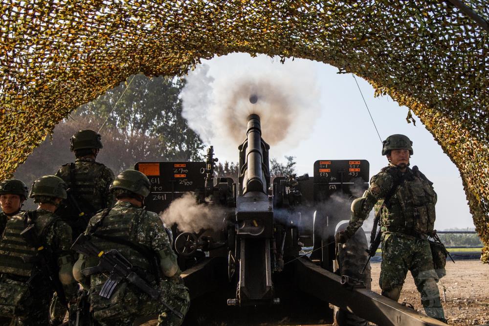 陸軍58砲指部砲2營「基地營教練」105榴砲實彈射擊訓練。（軍聞社記者卓以立攝）