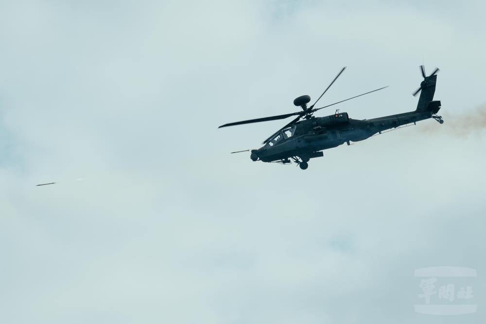 AH-64E阿帕契攻擊直昇機射擊2.75吋海神火箭彈。（軍聞社記者林庭暉攝）