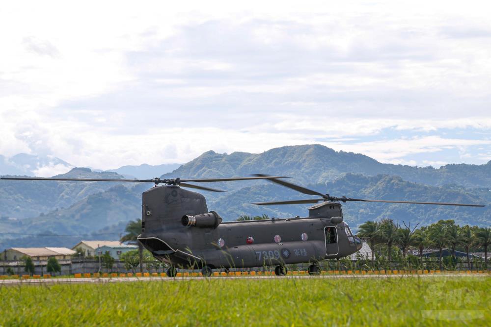 CH-47SD運輸直升機滑行試乘。（軍聞社記者卓以立攝）