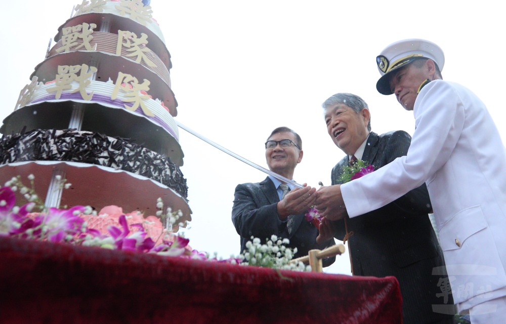 樊指揮官與來訪貴賓切蛋糕，一同慶祝陸戰隊成軍77週年。（軍聞社記者王茗生攝）