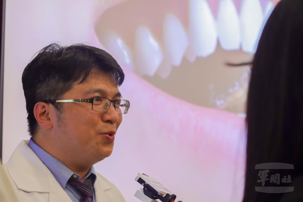 李醫師指出，齒顎矯正能維持患者口腔健康也能帶來自信。（軍聞社實習記者陳薏親攝）