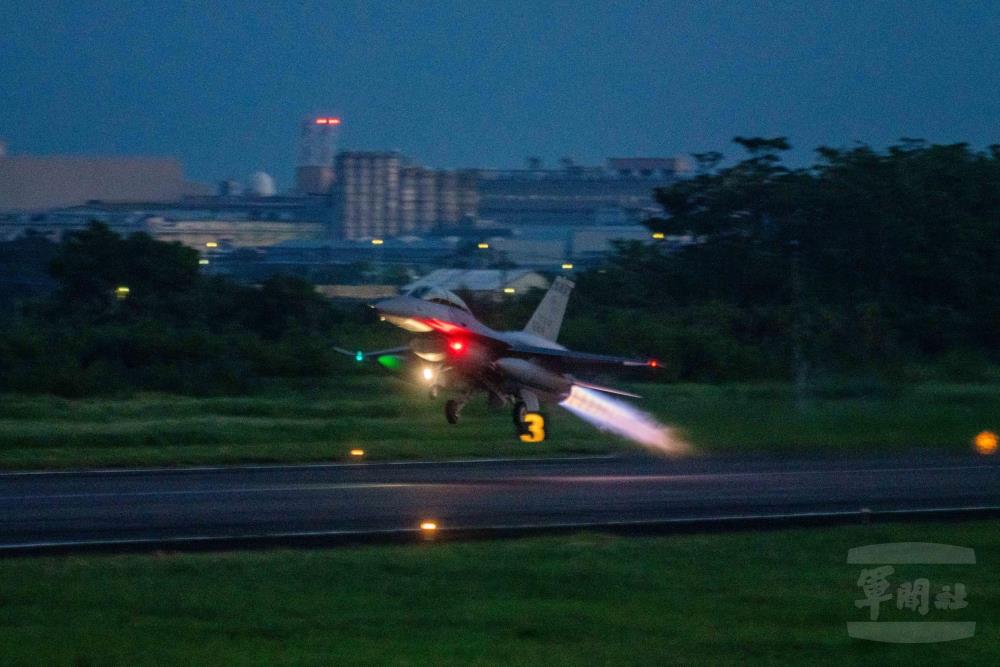 F-16V戰機起飛離地。（軍聞社記者吳東昇攝）