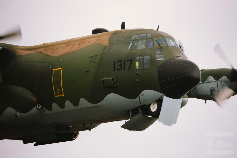 C-130型機起飛。（軍聞社記者呂尚俞攝）