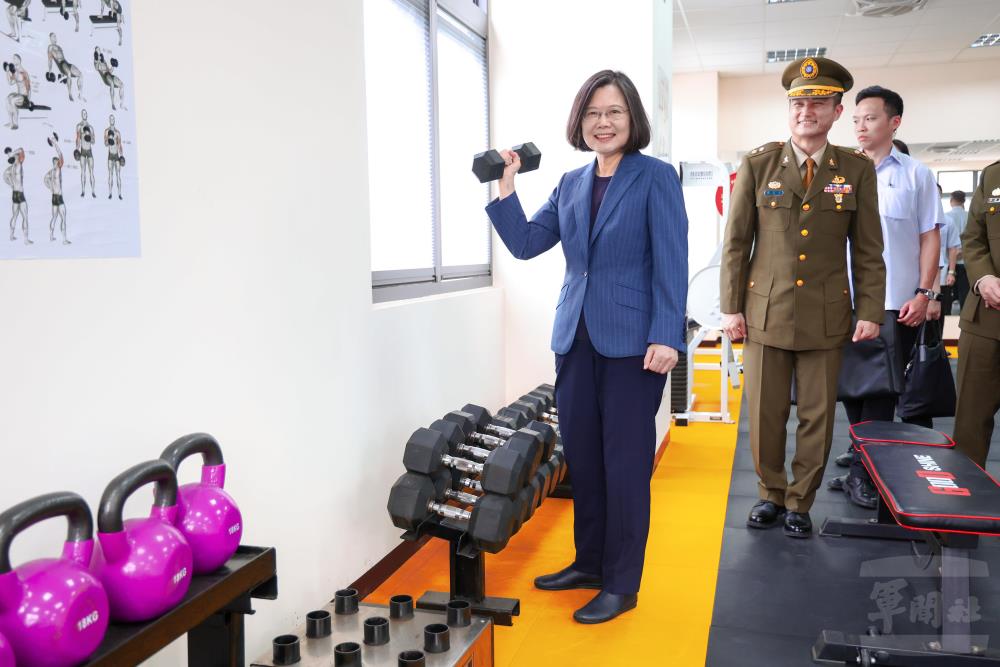蔡總統瞭解重訓室內相關訓練器材。（軍聞社記者周昇煒攝）