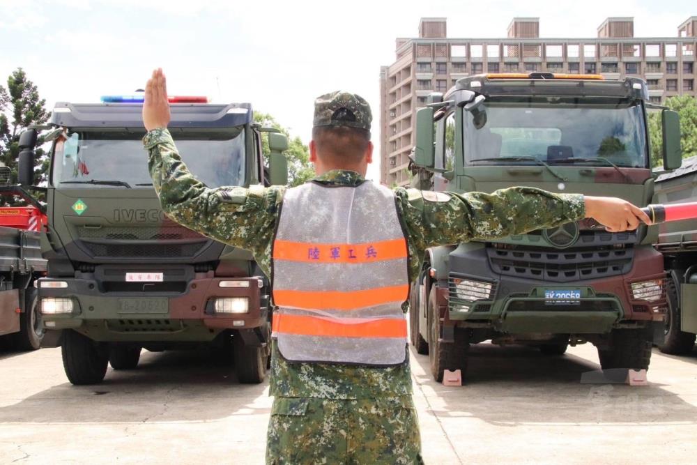 53工兵群傾卸車及橋車待命協助災防救援。（第三作戰區提供）