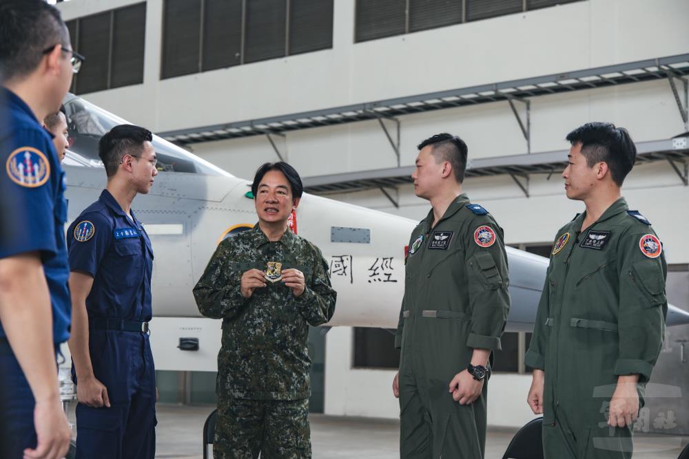 賴總統前往臺中清泉崗基地視導「空軍第三戰術戰鬥機聯隊」。（青年日報記者陳彥陵攝）