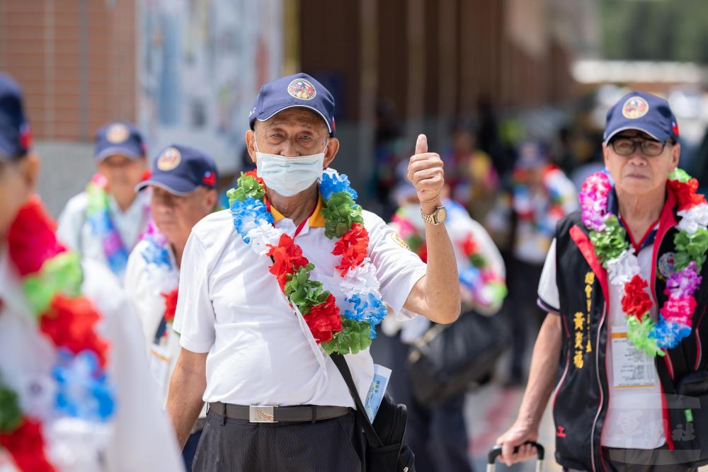 參戰前輩重返金門。（軍聞社記者呂尚俞攝）