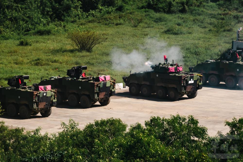 CM34甲車射擊30公厘機砲。（軍聞社記者林庭暉攝）