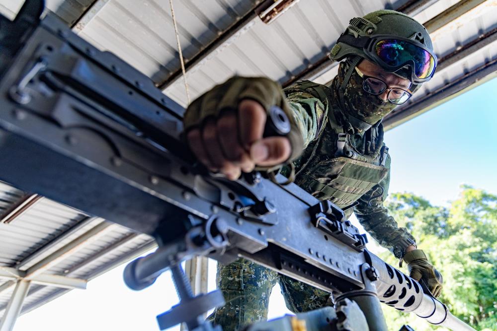 車輛機動前，官兵完成車裝武器裝架，並確實執行各項檢查。（軍聞社記者黃劭恩攝）