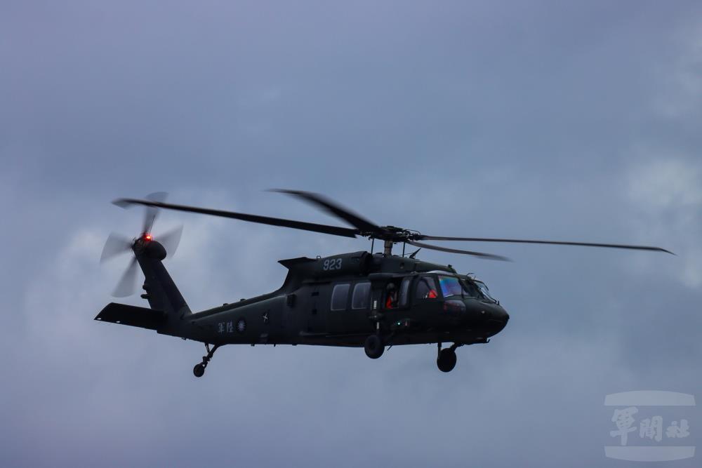 擔任天觀機的陸軍UH-60M直升機於清晨通過臺北市上空。（軍聞社實習記者陳薏親攝）
