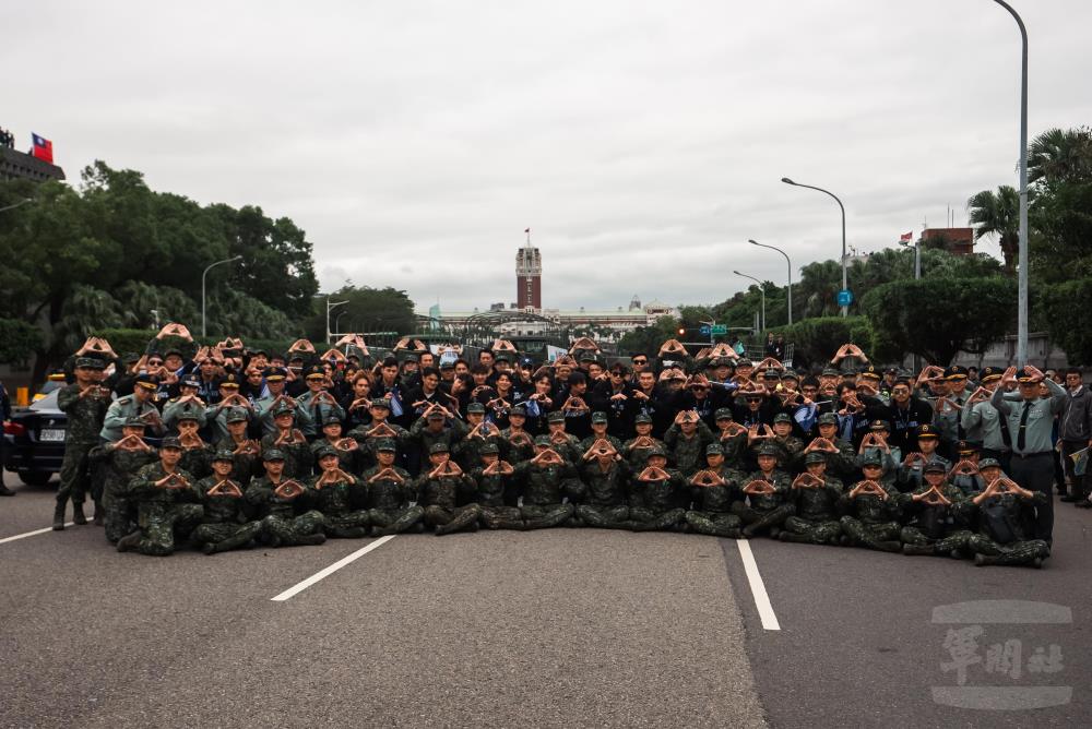 國軍與世界棒球12強賽臺灣代表團合影留念。（軍聞社記者吳東昇攝）
