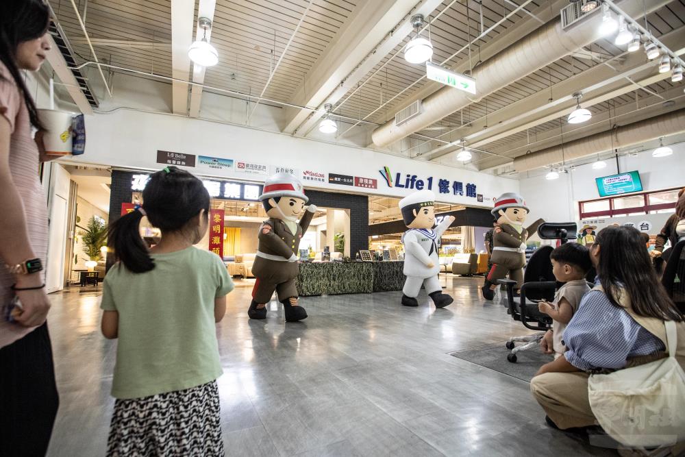 特力家居高雄館2日舉行「致敬93英雄」活動。（軍聞社記者王茗生攝）