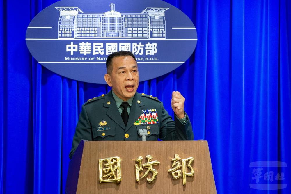 陸軍司令部參謀長陳中將說明陸軍兵力整備及派遣情形。（軍聞社記者莊家宏攝）